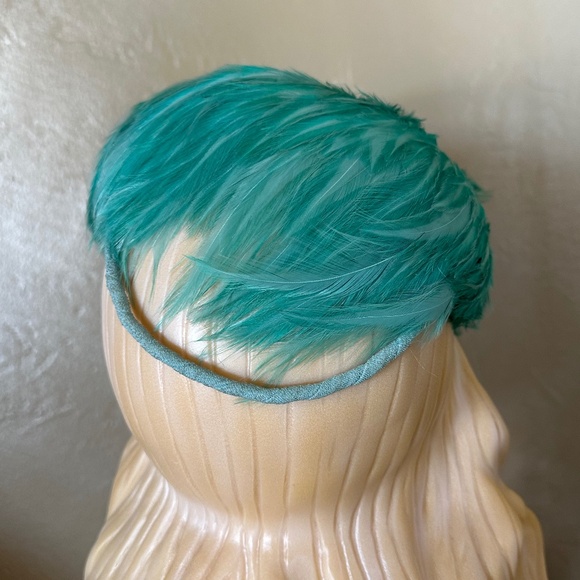 DAZZLING 1940s\' AQUA FEATHER TILT HAT WITH \